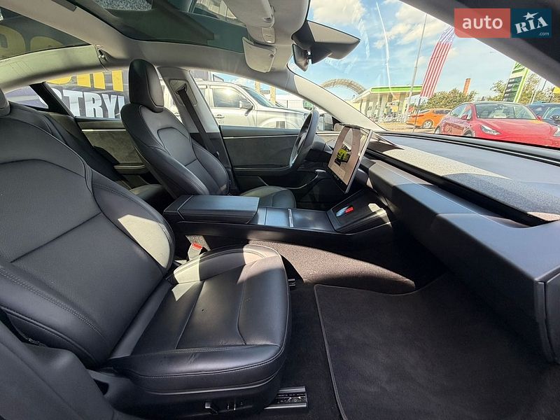 Седан Tesla Model 3 2025 в Стрию