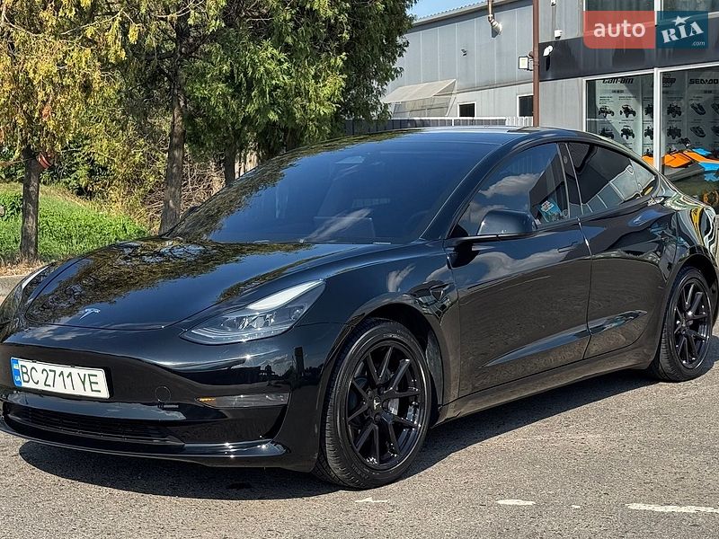 Седан Tesla Model 3 2023 в Львове