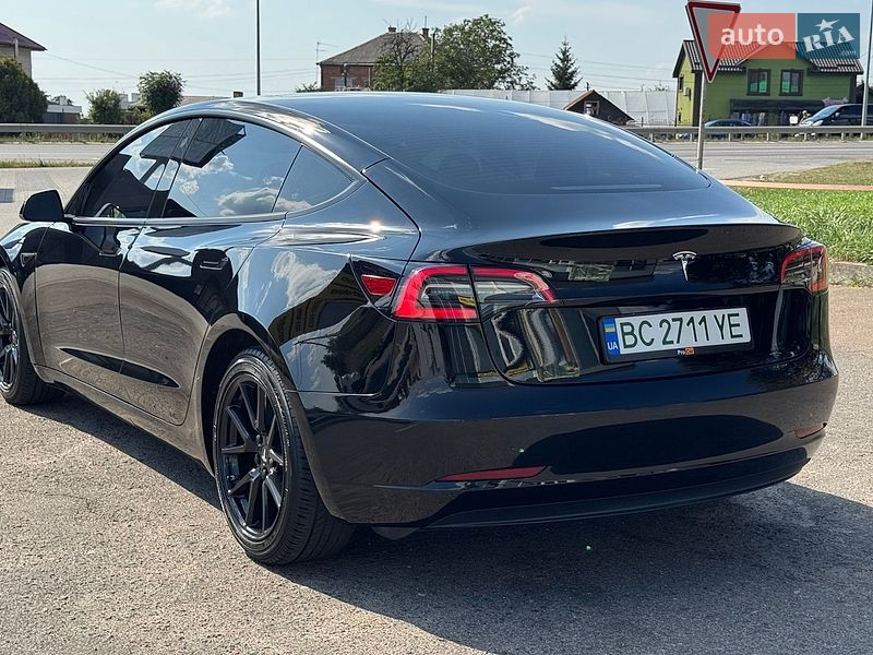 Седан Tesla Model 3 2023 в Львове