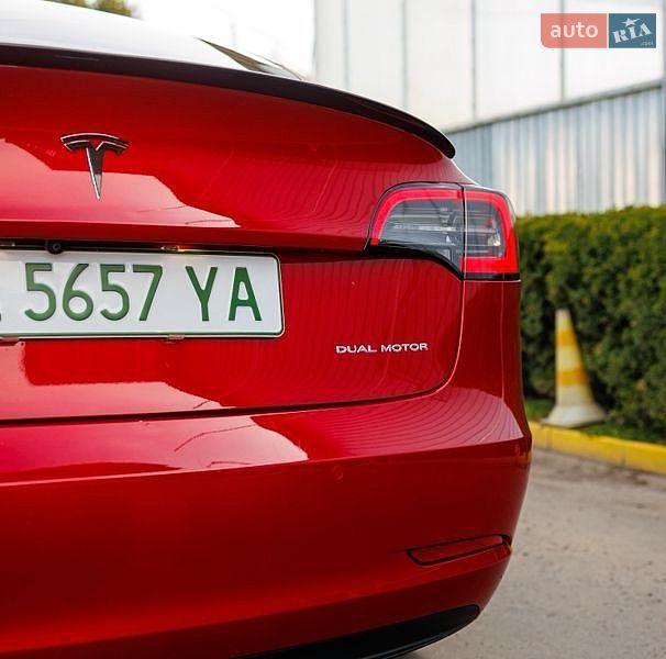 Седан Tesla Model 3 2021 в Заліщиках
