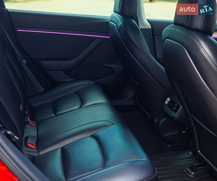 Седан Tesla Model 3 2021 в Заліщиках
