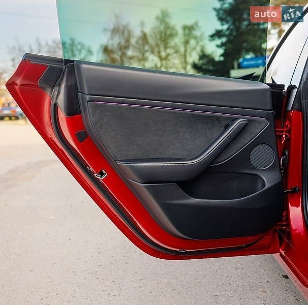 Седан Tesla Model 3 2021 в Заліщиках