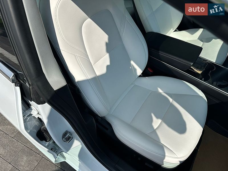 Седан Tesla Model 3 2019 в Луцке