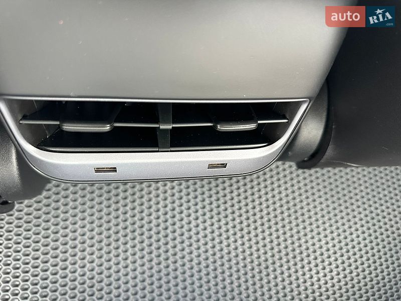 Седан Tesla Model 3 2019 в Луцке