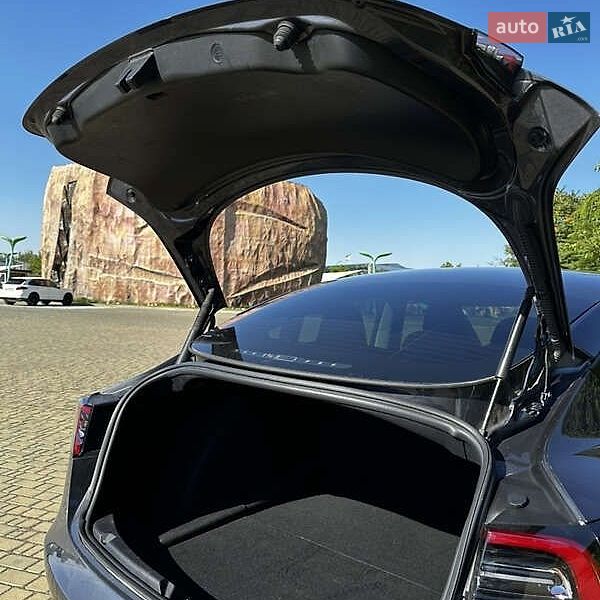 Седан Tesla Model 3 2022 в Виннице