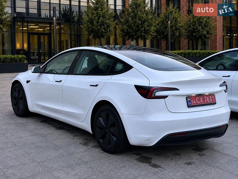 Седан Tesla Model 3 2024 в Черкасах
