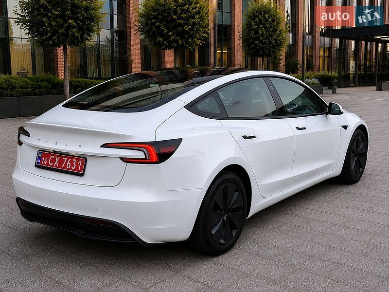 Седан Tesla Model 3 2024 в Черкасах