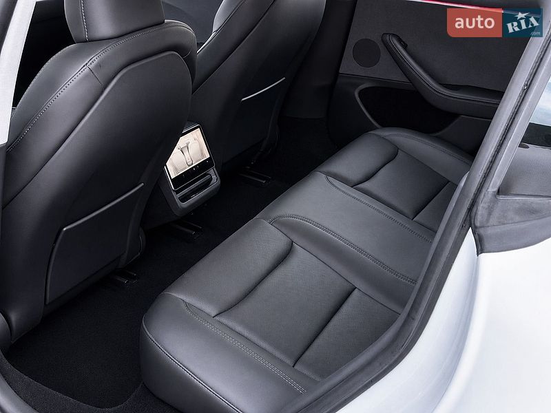 Седан Tesla Model 3 2024 в Черкасах