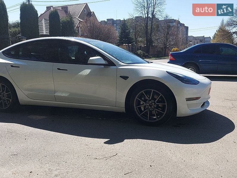 Седан Tesla Model 3 2021 в Луцке