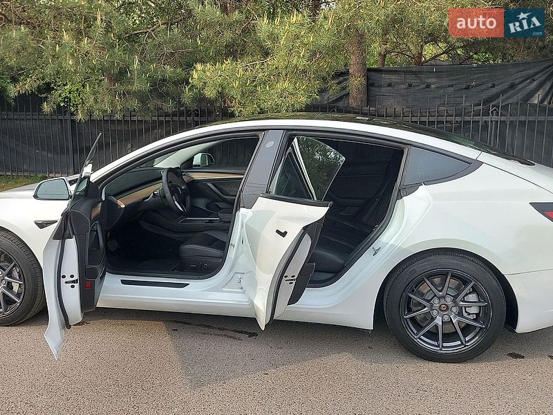 Седан Tesla Model 3 2021 в Луцке