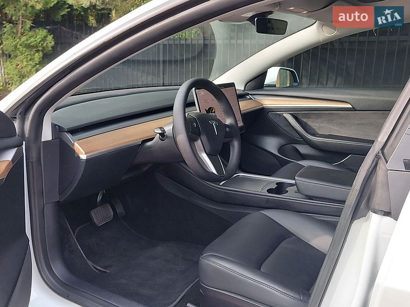 Седан Tesla Model 3 2021 в Луцке