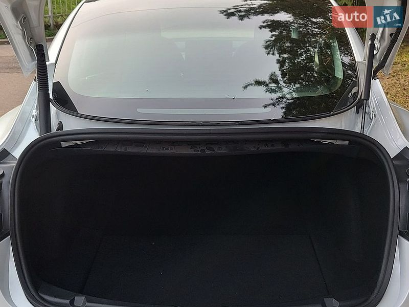 Седан Tesla Model 3 2021 в Луцке