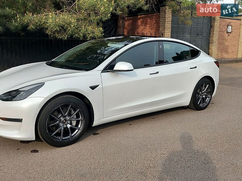 Седан Tesla Model 3 2021 в Луцке
