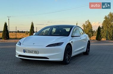 Седан Tesla Model 3 2024 в Бучі