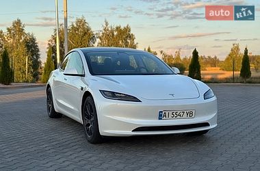 Седан Tesla Model 3 2024 в Бучі