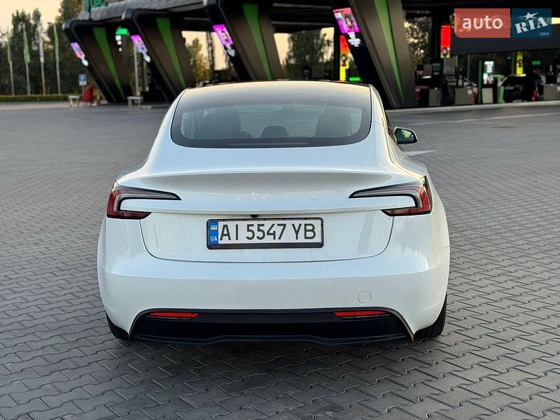 Седан Tesla Model 3 2024 в Бучі