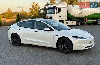 Седан Tesla Model 3 2024 в Бучі