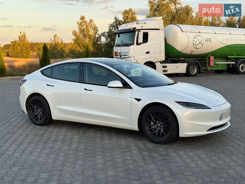 Седан Tesla Model 3 2024 в Бучі