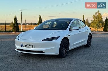 Седан Tesla Model 3 2024 в Бучі