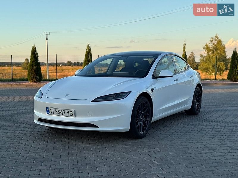 Седан Tesla Model 3 2024 в Бучі