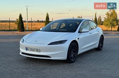Седан Tesla Model 3 2024 в Бучі