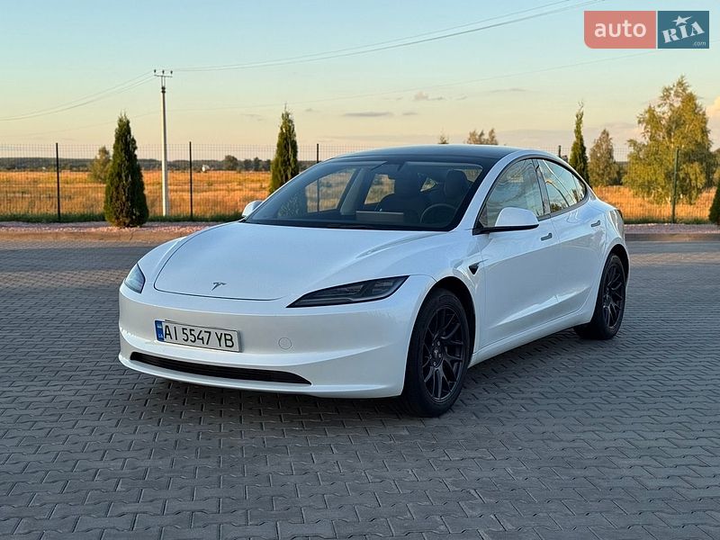 Седан Tesla Model 3 2024 в Бучі