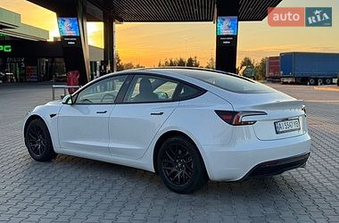 Седан Tesla Model 3 2024 в Бучі