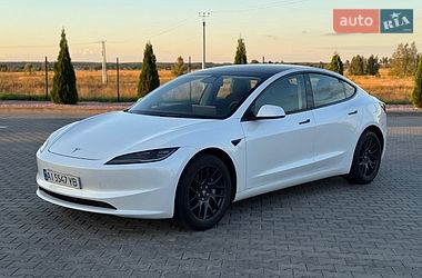 Седан Tesla Model 3 2024 в Бучі