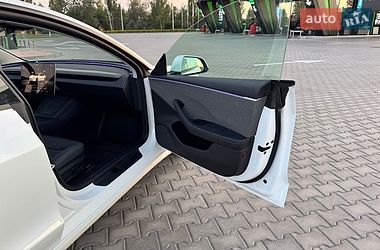 Седан Tesla Model 3 2024 в Бучі