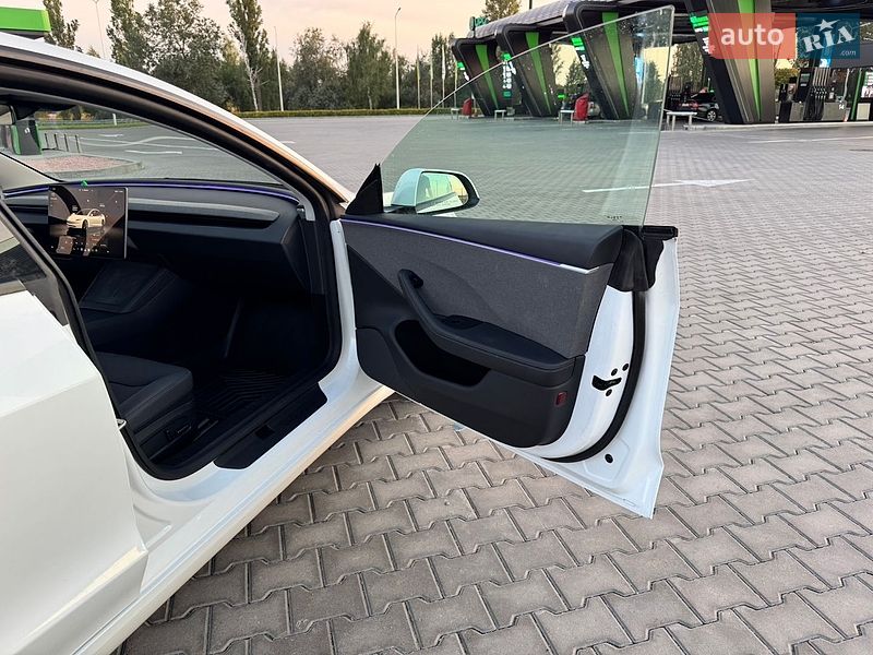 Седан Tesla Model 3 2024 в Бучі