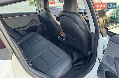 Седан Tesla Model 3 2024 в Бучі