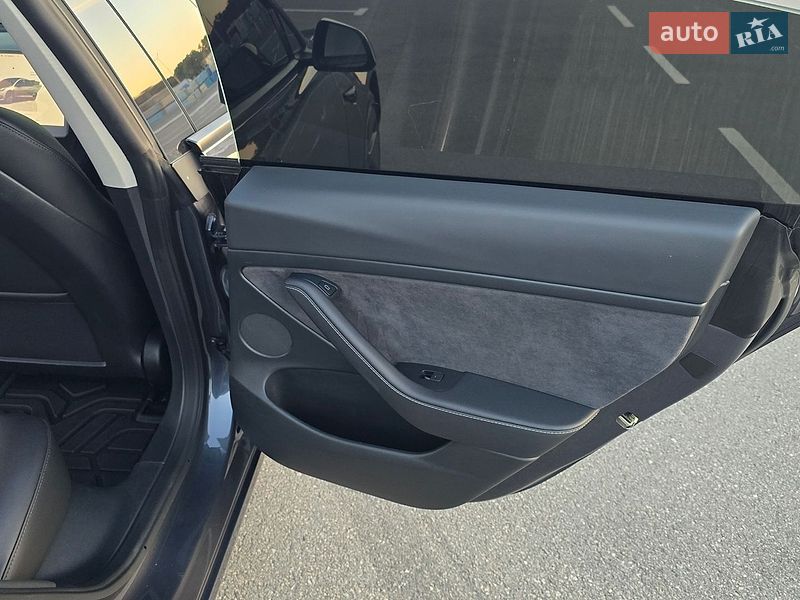 Седан Tesla Model 3 2023 в Днепре