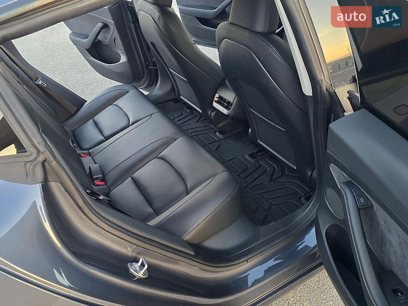 Седан Tesla Model 3 2023 в Днепре