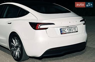 Седан Tesla Model 3 2024 в Львові