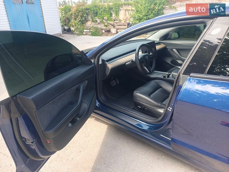 Седан Tesla Model 3 2021 в Томаковке