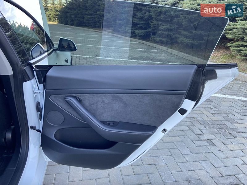 Седан Tesla Model 3 2023 в Киеве