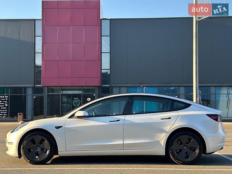 Седан Tesla Model 3 2022 в Киеве