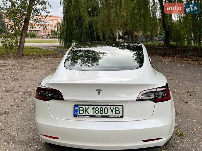 Седан Tesla Model 3 2021 в Млинове