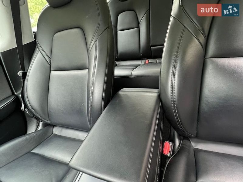 Седан Tesla Model 3 2021 в Млинове