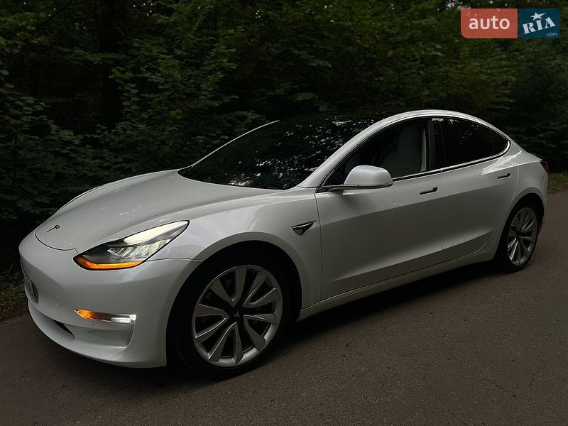 Седан Tesla Model 3 2019 в Львові