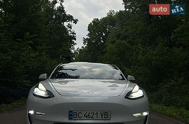 Седан Tesla Model 3 2019 в Львові