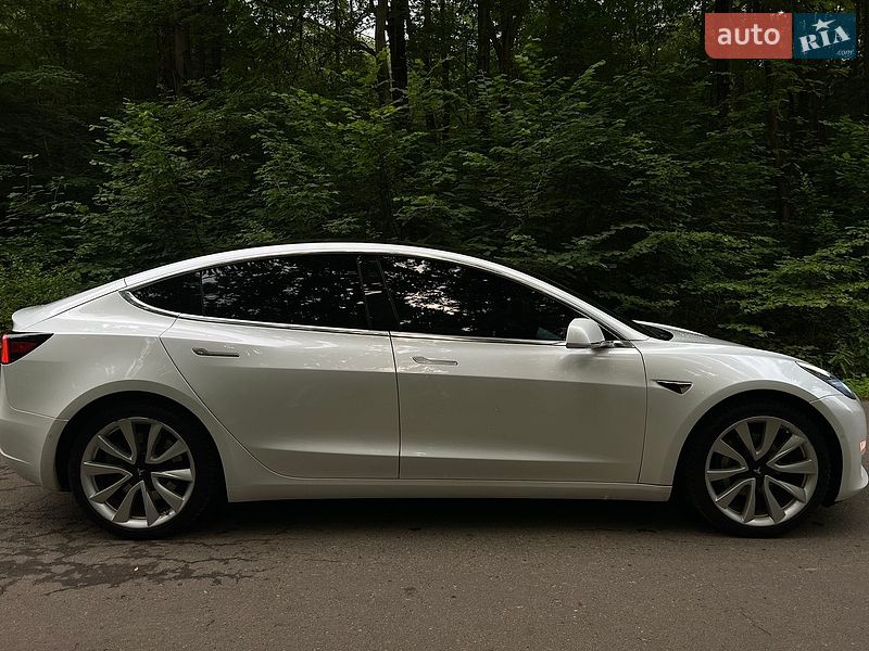 Седан Tesla Model 3 2019 в Львові