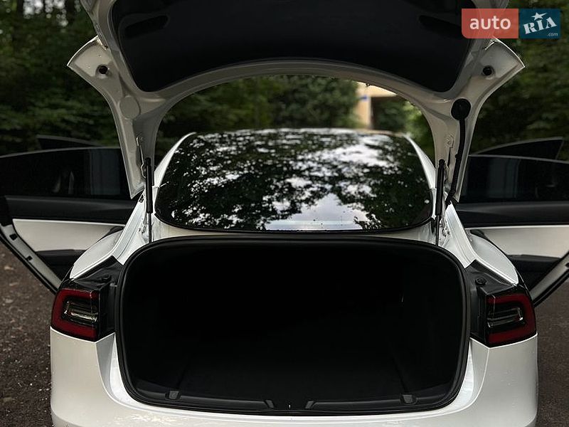 Седан Tesla Model 3 2019 в Львові