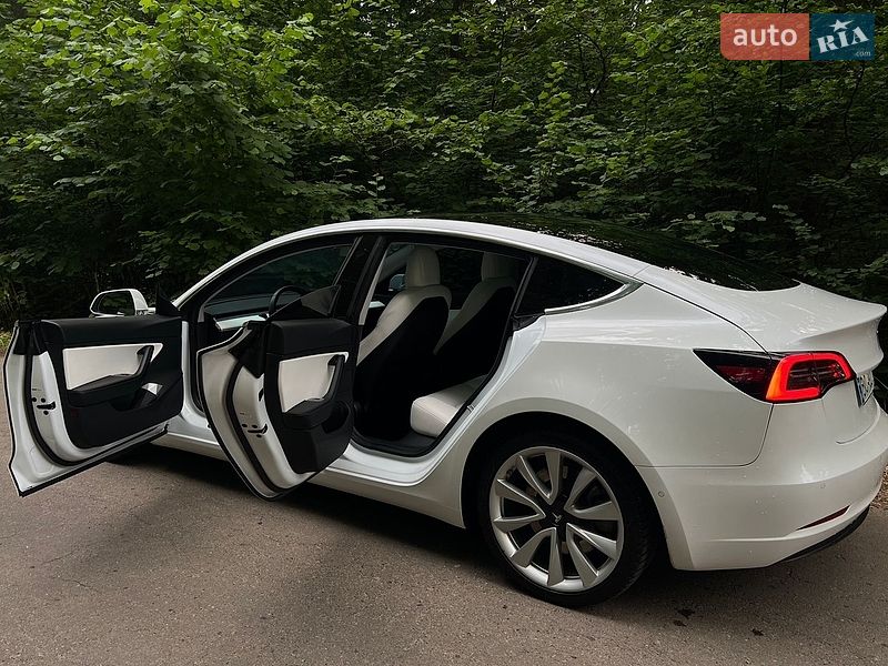 Седан Tesla Model 3 2019 в Львові