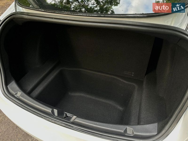 Седан Tesla Model 3 2019 в Львові