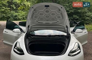 Седан Tesla Model 3 2019 в Львові