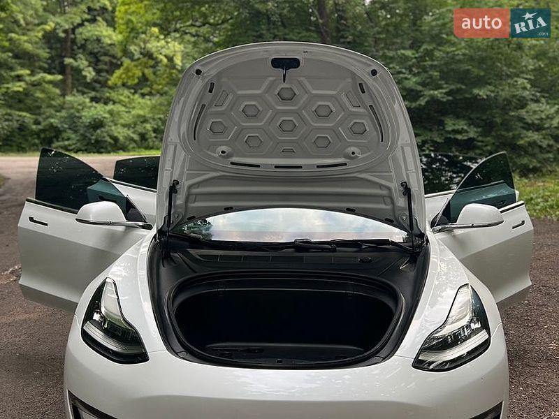 Седан Tesla Model 3 2019 в Львові