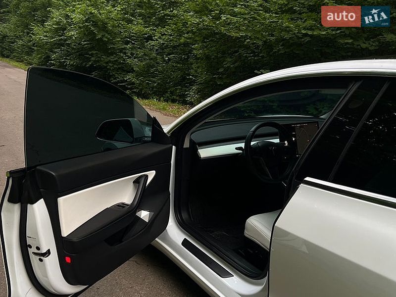 Седан Tesla Model 3 2019 в Львові