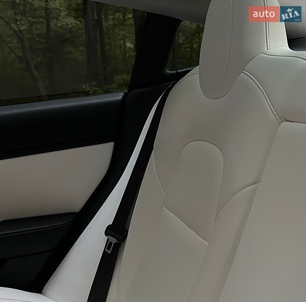 Седан Tesla Model 3 2019 в Львові
