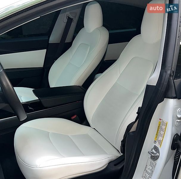 Седан Tesla Model 3 2019 в Львові